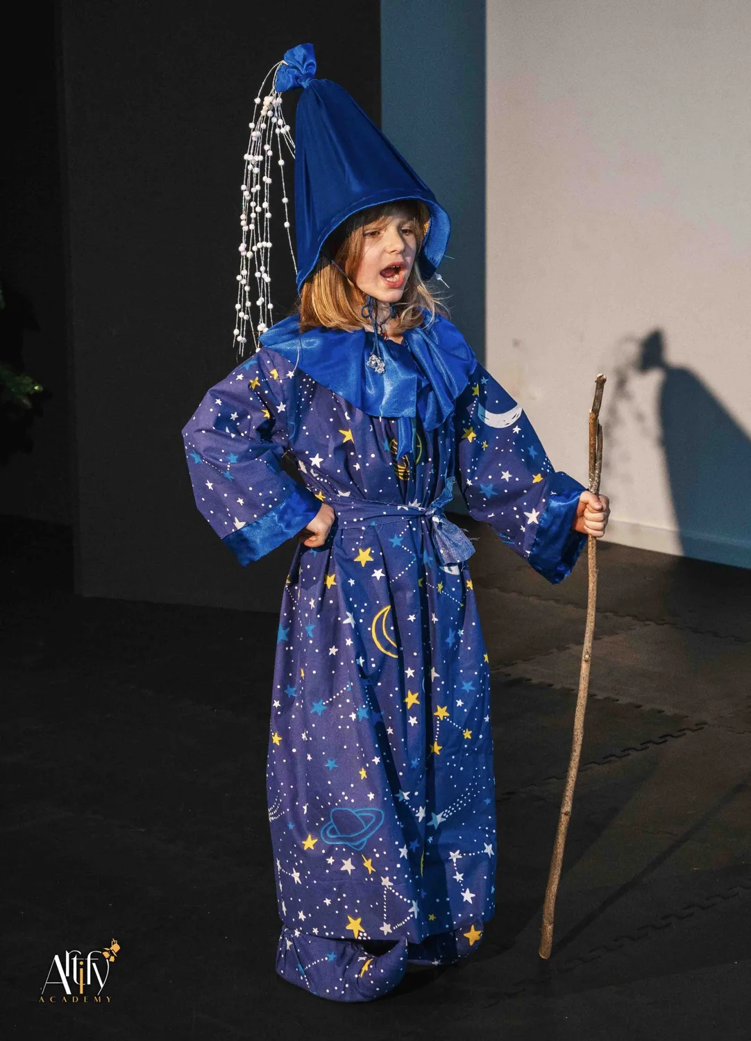 Personaj în costum de vrăjitor, pe scenă