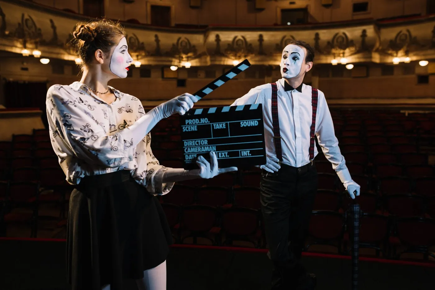 Exercițiu de improvizație la cursul de teatru