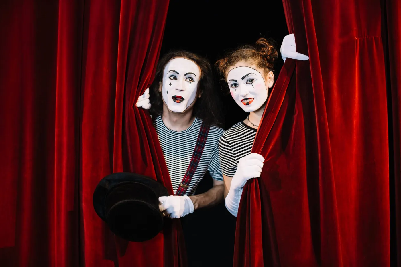 Tineri într-un exercițiu de teatru