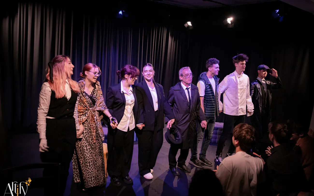 Grupa Artify pe scenă în spectacolul Alibiurile