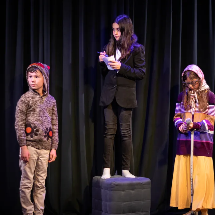 Copii în costume la spectacolul Lisa, teatru de păpuși