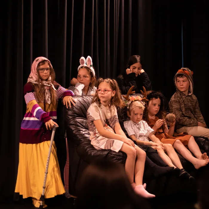 Grupa de copii pe scenă, la spectacolul Lisa, teatru de păpuși