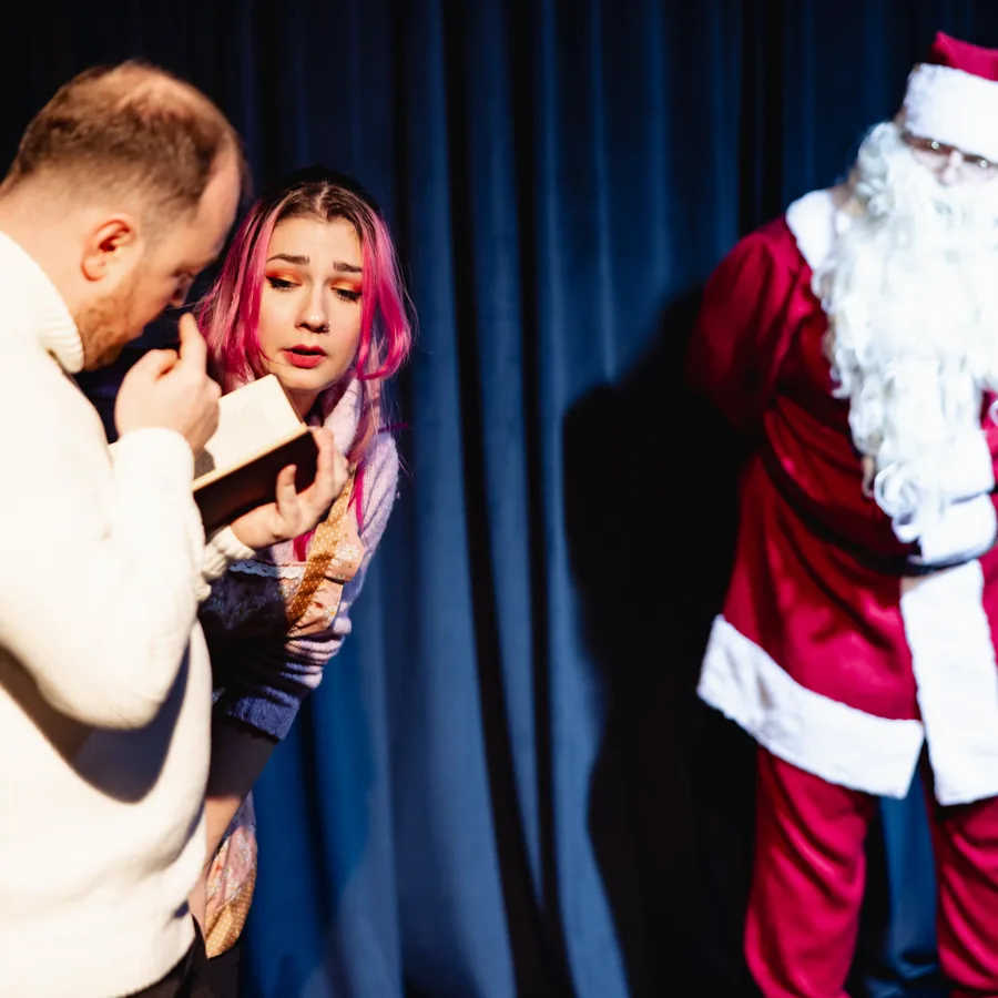 Scenă festivă cu personajul Moș Crăciun din spectacolul Mozaic de Crăciun